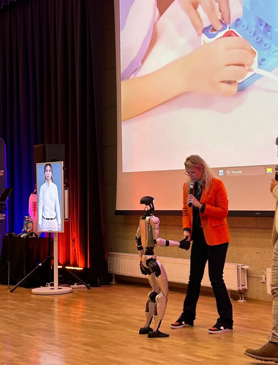 Magdalena Urbańska na scenie z robotem humanoidalnym G1